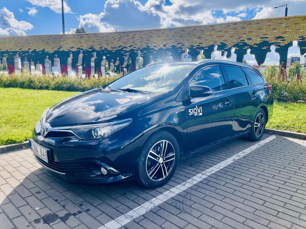 Toyota Auris automobilio nuoma