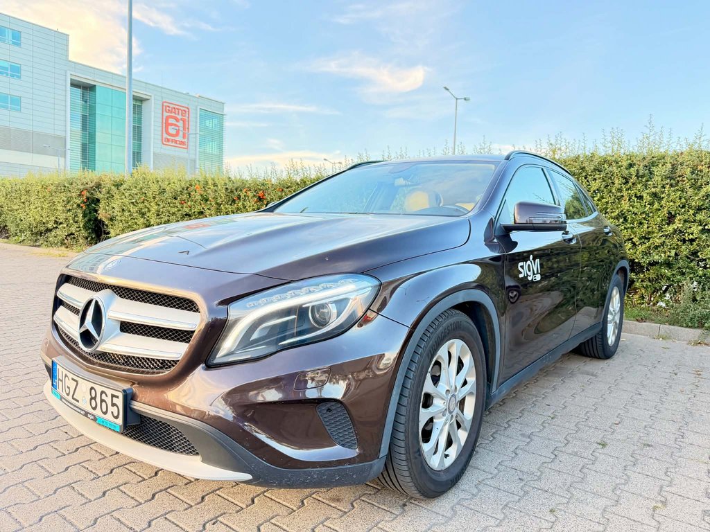 Mercedes-Benz GLA 200 car rental